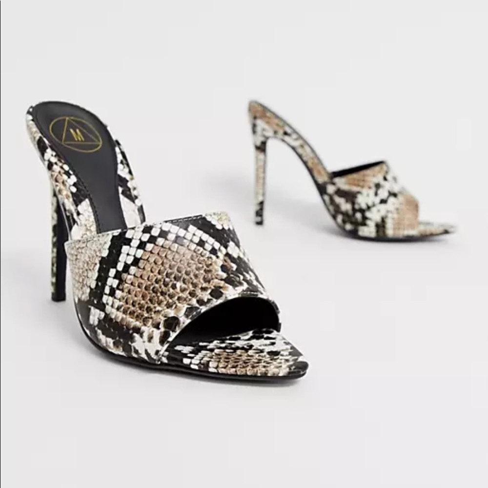 Pointed toe mule neural snake skin